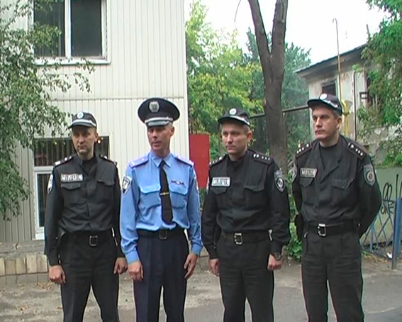 Луганские милиционеры тушили огонь на одежде пострадавших 